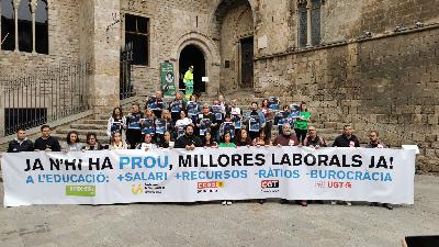 El professorat surt al carrer per reclamar millores laborals El professorat surt al carrer per reclamar millores laborals