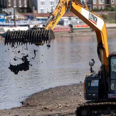 London's Wet Wipe Island: Work starts to remove congealed waste from River Thames