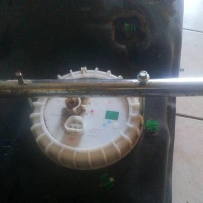 Herramienta saca tapa de bomba del tanque de un vehículo