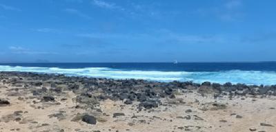 Reflotan un barco encallado en La Graciosa gracias a la marea y a un dron acuático