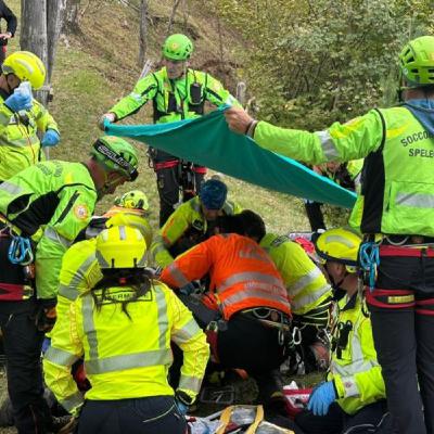 Cade in una scarpata mentre cerca di funghi: in gravi condizioni un 83enne