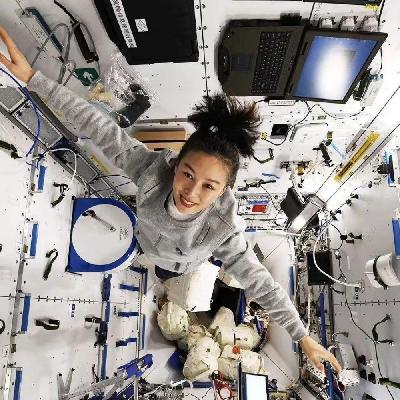 摘星妈妈王亚平｜偶然萌发航天梦想，太空不会对女人留情！