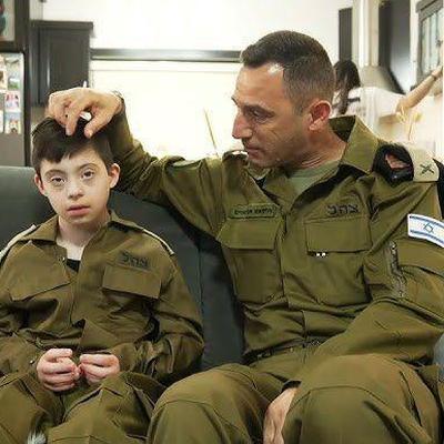 "הוא מחנך אותי יותר ממה שאני אותו"