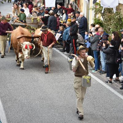Il Ritorno dal Bosco emoziona la valle, in migliaia per la sfilata tra anguane e salbanei