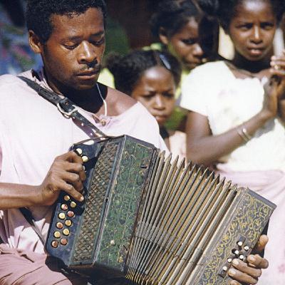 Mundofonías 2026#18: Flautas y acordeones a las puertas de Babel / Flutes and accordions at the gates of Babel