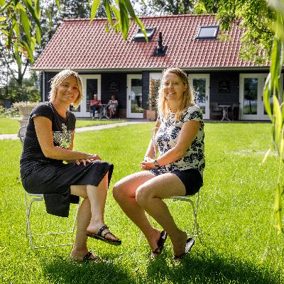 Tweeling koopt boerderij en start B&B: 'Onze droom komt uit!' Tweeling koopt boerderij en start B&B: 'Onze droom komt uit!'