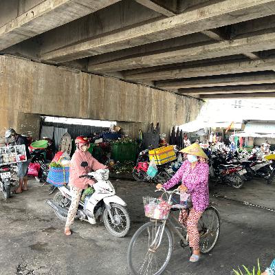 Cần Thơ: quỹ đất thênh thang, sao phải đậu xe, trung chuyển rác dưới gầm cầu?