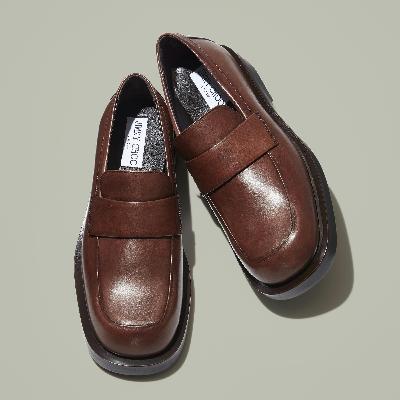 【ジミー チュウ編】英国の伝統と感性で再構築した、ジミー チュウの大人ローファースタイル