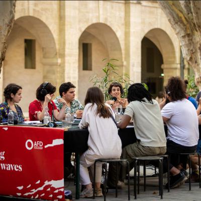 FESTIVAL D'AVIGNON 2025 x MAKING WAVES - EMISSION#1 | JE CHERCHE LE FIL DE MON NOMBRIL
