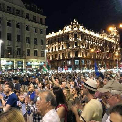 Tüntetés április 21-én