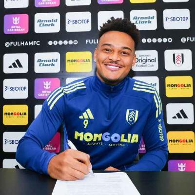 Muniz signs on the dotted line