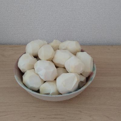 里芋をいっきに剥いています🥔