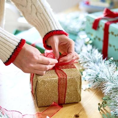 “Did They Really Like It?” Reading Gift Reaction Body Language “Did They Really Like It?” Reading Gift Reaction Body Language