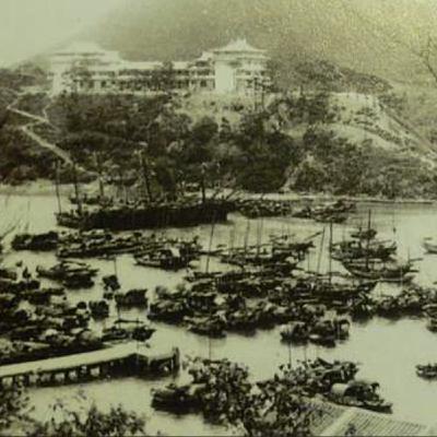 S8 Ep270: THE FACTORY GUY Colleague Mark Clifford, The Troublemaker. By 1975, Jimmy Lai had risen from a child laborer to a factory owner, purchasing a bankrupt garment facility using stock market profits. Despite being a primary school dropout who learned English