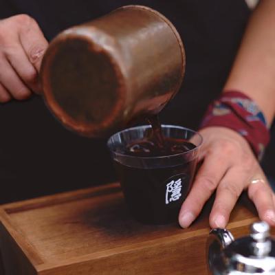一杯好咖啡，如何做到「苦得很有礼貌」？​|对谈隐咖啡主理人田逸夫：咖啡是自由的，人生也是