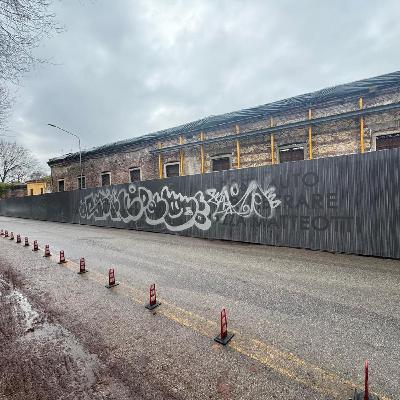 Vandali imbrattano la recinzione dell’ex macello