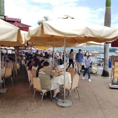 社交距離措施放寬首個週末 街上人頭湧湧一片興旺