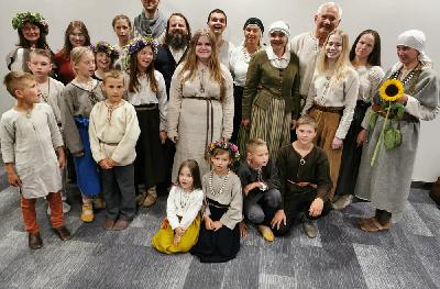 Dziesmas dzied un rotaļās iet Lēdurgas folkloras kopas "Putni" dalībnieki