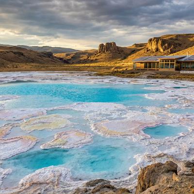 ソーダ湖が解き明かす生命誕生の舞台：RNAと脂質膜が共存できる奇跡の環境