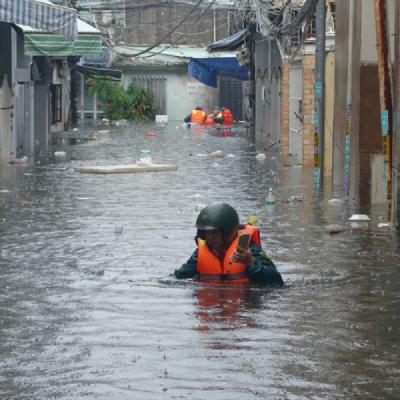 Người Huế cầm cự chờ cứu hộ Người Huế cầm cự chờ cứu hộ