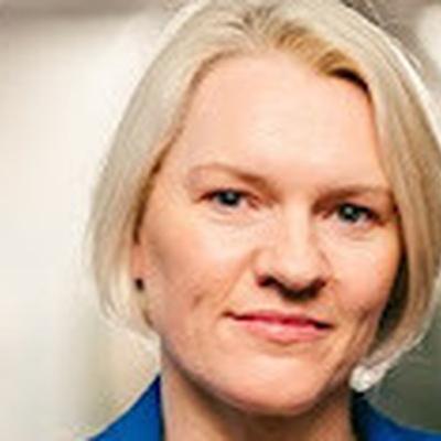 Mairéad Ní Mhaoilchiaráin ó Sheomra na Nuachta. Mairéad Ní Mhaoilchiaráin ó Sheomra na Nuachta.