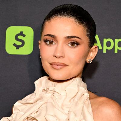 Charli XCX weighs in on Kylie Jenner’s acting, Miss Piggy throws shade and hockey fandom with Mike Myers.