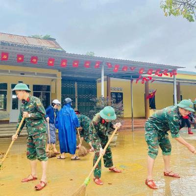 Tiêu điểm - Vùng ngập lụt Quảng Trị khẩn trương dọn dẹp trường lớp chuẩn bị đón học sinh trở lại học tập