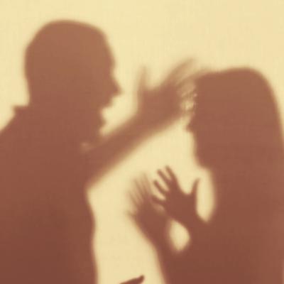 La violencia doméstica no mezcla con la terapia de pareja