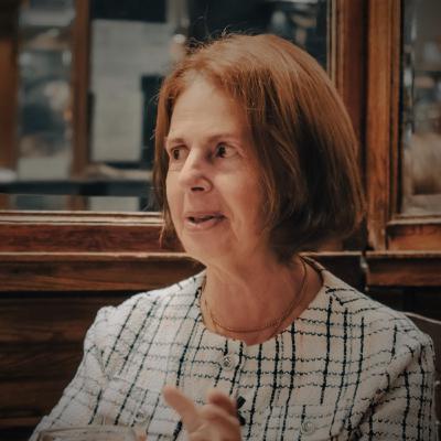 Conversas n'A Brasileira. Manuela Gonzaga: “Há homens demais na Câmara. É preciso empatia, abrir as janelas e ouvir as pessoas”