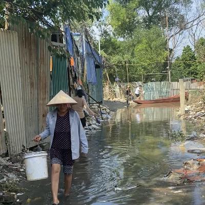 Tin trong nước - Người dân bãi giữa, ven sông Hồng, TP Hà Nội khẩn trương sơ tán, đảm bảo an toàn.