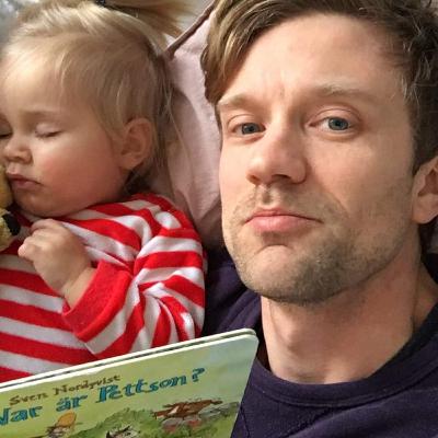 Pappa Martin läser Farfar Elände