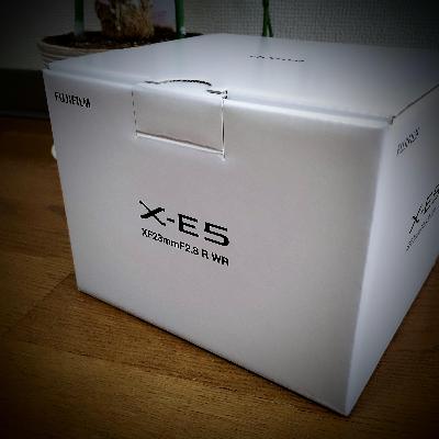 FUJIFILM X-E5 来ました📷｜箱が白い、そして小さい。