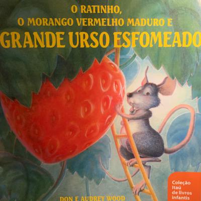 O Ratinho, o morango vermelho maduro e o grande urso esfomeado O Ratinho, o morango vermelho maduro e o grande urso esfomeado
