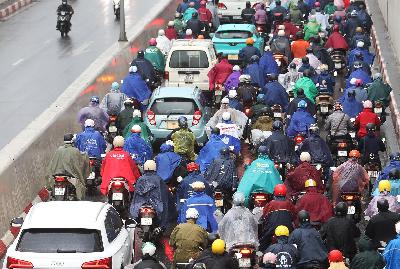 Bản tin trưa 18/11: Mưa rét ở Hà Nội, ô tô đi 6 làn 'ép' xe máy vào vỉa hè Bản tin trưa 18/11: Mưa rét ở Hà Nội, ô tô đi 6 làn 'ép' xe máy vào vỉa hè