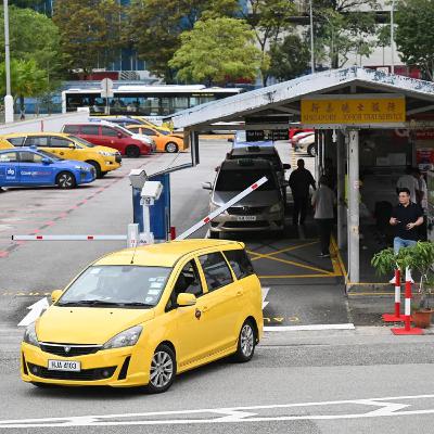 Taxi xuyên biên giới: Tăng cường giao thương nhưng nhiều bất cập