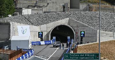 Frejus, aperta la seconda canna - Brennero, i costi dei divieti ai nostri tir