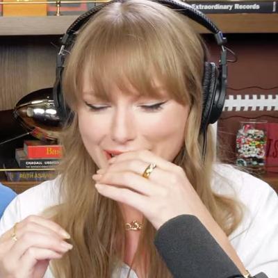 Taylor Swift Gets Emotional Over Her Mum's Role in Music Battle