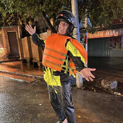 Du khách Australia cứu 13 người trong lũ dữ