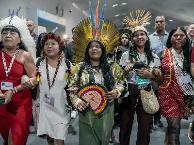 Ministra Sonia Guajajara participa de ato indígena na COP30 um dia após tumulto