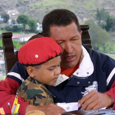 Niño Soldado Con Chavez