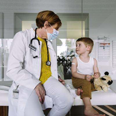 „Feminizace“ medicíny a dalších oborů není problém. Naopak je to šance pro zkostnatělý trh práce