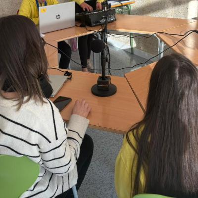 Episode 56: 04. Ens agrada anar a la ràdio!