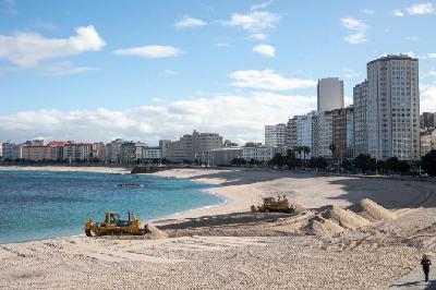 El Ayuntamiento de A Coruña inicia la colocación de la duna de Riazor El Ayuntamiento de A Coruña inicia la colocación de la duna de Riazor