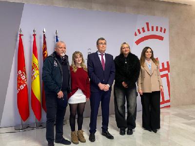 El alcalde Ballesta recibe a los protagonistas del espectáculo de este viernes