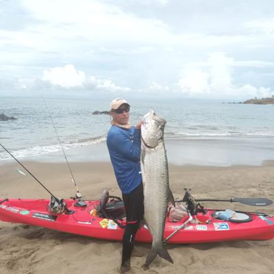 Pescando en KAYAK un sábalo real de 50 libras (Tarpon)