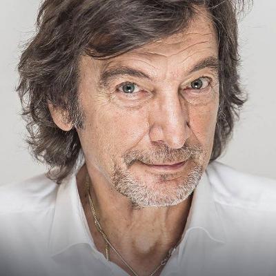 Claudio Cecchetto: L'Animatore del Villaggio Italia Claudio Cecchetto: L'Animatore del Villaggio Italia