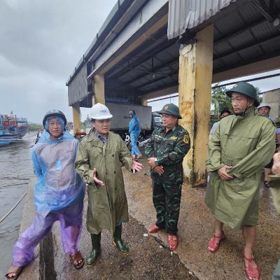 Tin trong nước - Quảng Ngãi gió mạnh, mưa lớn; hoàn tất di dời dân, tăng cường trực chiến ứng phó bão số 13 Tin trong nước - Quảng Ngãi gió mạnh, mưa lớn; hoàn tất di dời dân, tăng cường trực chiến ứng phó bão số 13