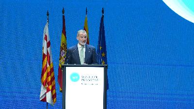 Felip VI defensa l’educació pública com a pilar de la democràcia futura