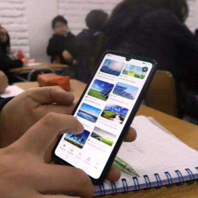Celulares fuera de la sala de clases: ¿educamos mejor o solo le tenemos miedo al mundo real?