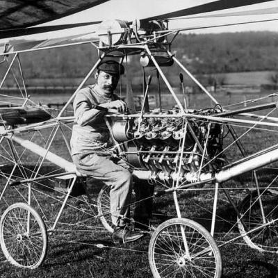 Se realiza el primer vuelo en helicóptero (1907)